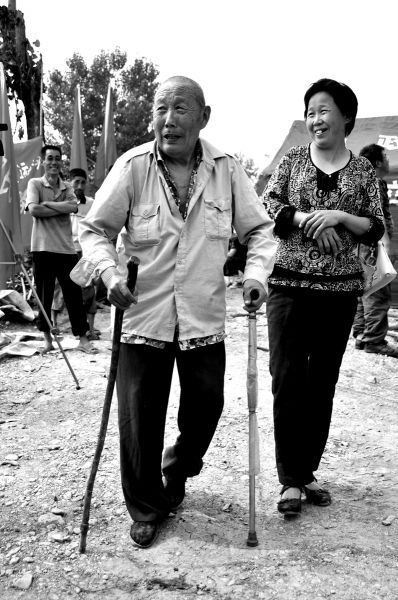 2011年6月26日，何兆勝在三女兒的陪伴下漫步在搬遷現(xiàn)場。