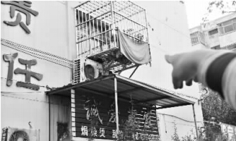 發(fā)生矛盾的一二樓鄰居，喇叭就安裝在二樓窗口。