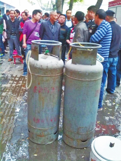 這兩個大塊頭沒事，眾人懸著的心平靜下來。