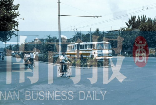 1983年的建設路，已經(jīng)有了電車