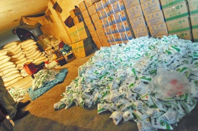 大袋的飼料添加劑氯化鈉經過仿冒加工，就變成了小袋的食用碘鹽。