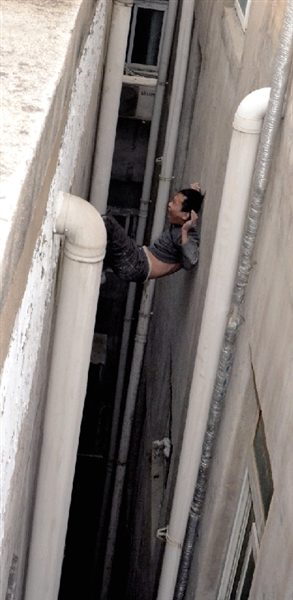 就在民警緊急施救時(shí)，他從兩樓之間摔下。