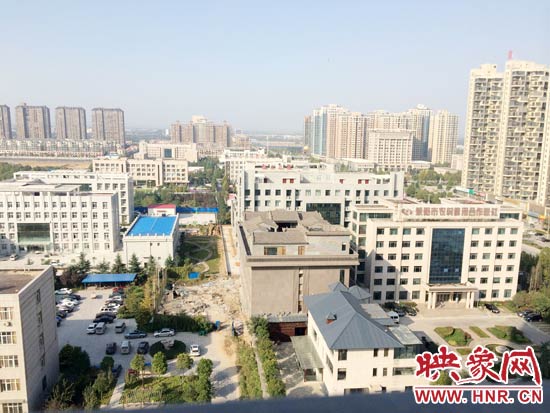 一座4層的建筑樓頂蓋上了四合院。