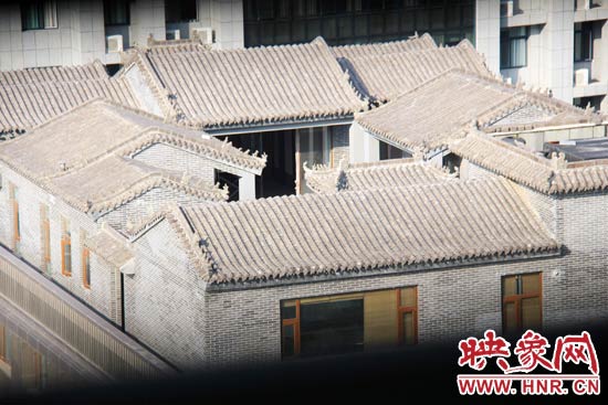 這座建筑里面的裝修奢華考究，門窗和吊頂均為紅木。