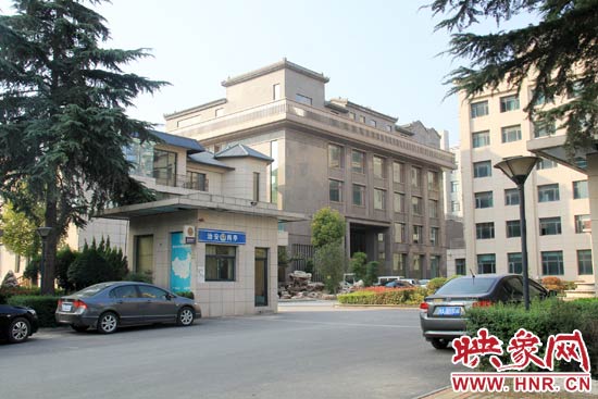 據這座建筑的一名工作人員稱，整座建筑為海龍集團所有，房屋建成之后用作公司紅木家具展示。