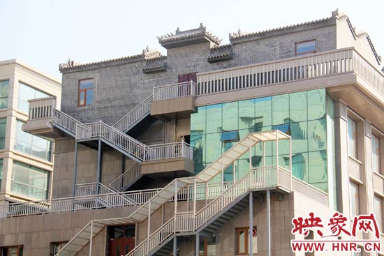 這座建筑的背面，已建好步梯。