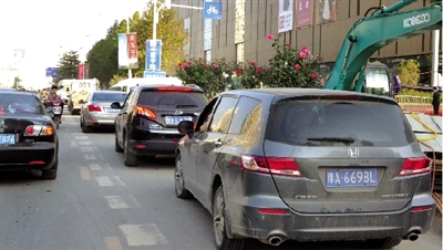 中原路華山路口，花壇擋了進(jìn)入地下商場(chǎng)的車流