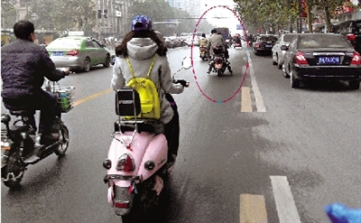 女摩的司機(jī)騎得飛快，闖了3次紅燈