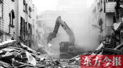 昨日，鄭州市棗莊社區(qū)拆遷現(xiàn)場，揚塵漫天，附近居民叫苦不迭