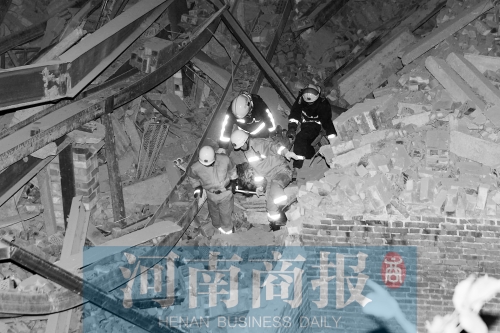 昨晚8點(diǎn)30分，消防員從廢墟中救出一名被埋者