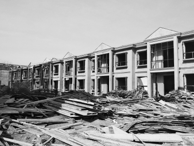 別墅群現(xiàn)場，工人正在施工，部分建筑已經(jīng)封頂。