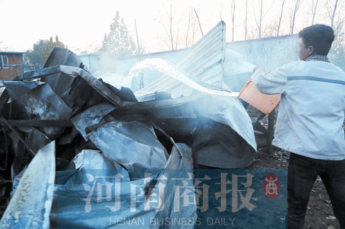 還有零星的火苗沒滅，有人在拿水澆