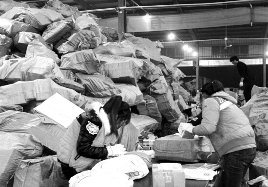 “雙十一”過后快遞業(yè)迎來投遞高峰，鄭州一家快遞公司網(wǎng)點(diǎn)內(nèi)，快遞堆積如山，分揀員24小時(shí)不間斷工作