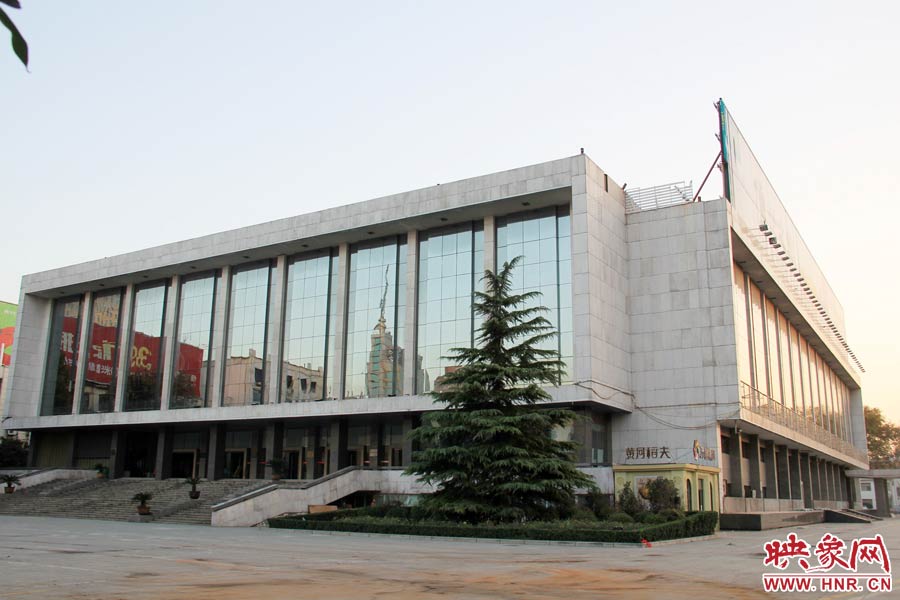 省人民會堂樓頂西側(cè)的廣告牌已經(jīng)全部拆除完畢，現(xiàn)場的施工人員和機(jī)械設(shè)備已經(jīng)全部撤離。