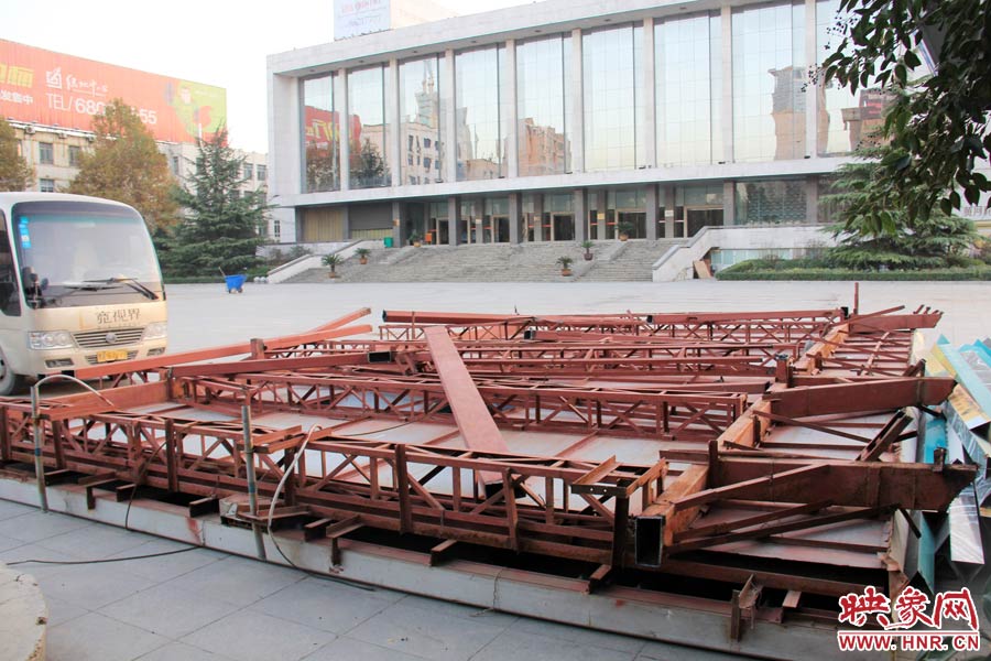 受天氣影響，拆除工作暫時中止。