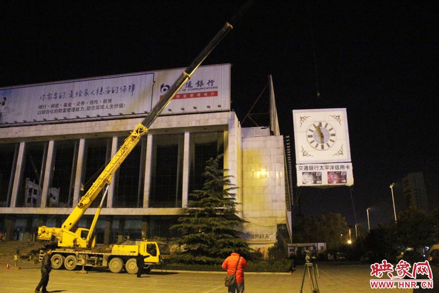 23點左右，位于樓頂東南角的第一塊牌被卸掉。