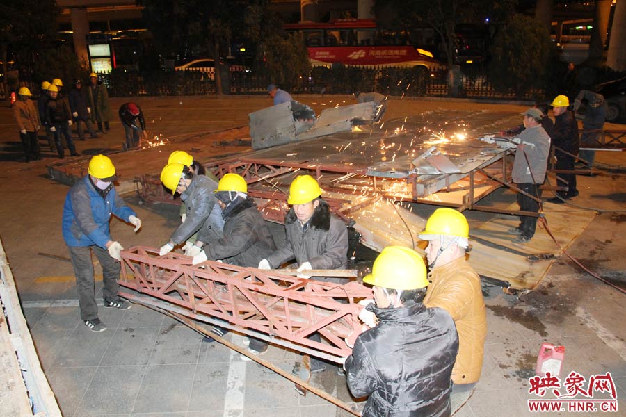 工人們揮動鐵錘，加快拆除進(jìn)度。