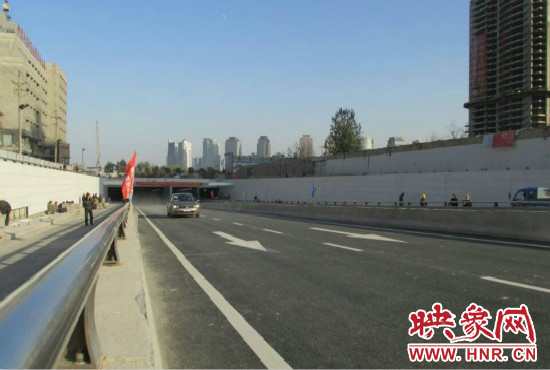 紅專路下穿中州大道隧道工程西起紅專路與姚寨路交叉口，東至紅專路與龍湖外環(huán)路交叉口。