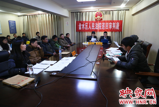 12月2日上午9點，鄭州市金水區(qū)法院將法庭搬到了經八路辦事處，并案審理了這6起勞務糾紛案件。