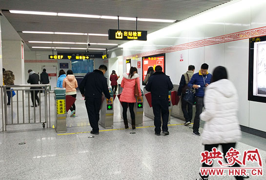 出站閘機(jī)口并沒(méi)有地鐵工作人員。