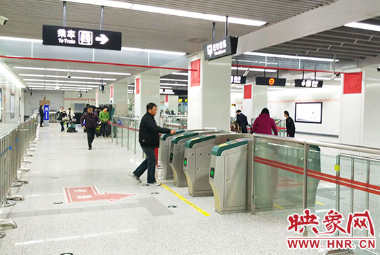 進(jìn)站處也沒(méi)有工作人員。