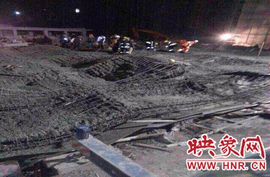 圖為事故現(xiàn)場情況，當?shù)厝罕姽﹫D。