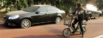 緊臨西三環(huán)一小區(qū)門口停的轎車，8輛車車胎被扎