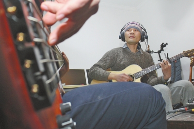 抱著吉他撥弄琴弦，子芙唱著自己的音樂(lè)。