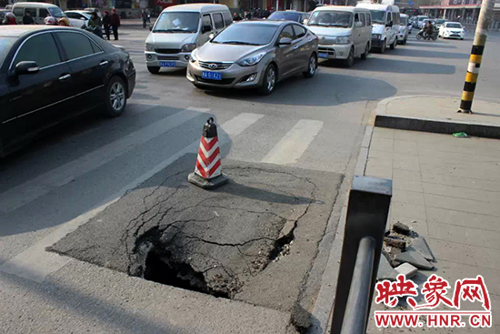 南陽(yáng)路農(nóng)業(yè)路出現(xiàn)深坑，近看是因?yàn)闉r青充當(dāng)窨井蓋所致