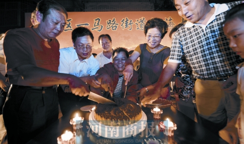 2008年9月14日，老鄰居們?yōu)楦咝潞Ｅe辦中秋賞月會 井勇/供圖