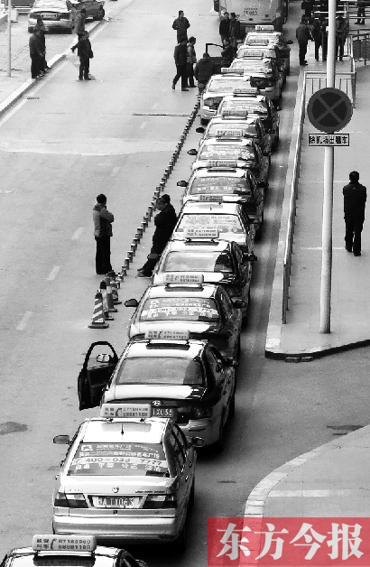 機(jī)場(chǎng)出租車等客區(qū)，停放的大部分都是藍(lán)色出租車