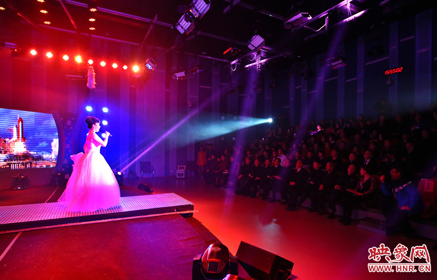 詩(shī)歌朗誦會(huì)現(xiàn)場(chǎng)。