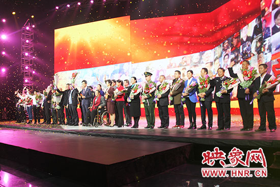 10位獲獎者和1個愛心集體合影。