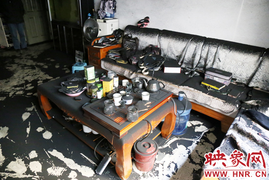 一樓住戶的家中到處都是黑煙灰兒，無(wú)法居住。