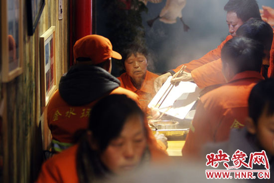 鄭州黃河路衛(wèi)生路附近一家火鍋店，宴請(qǐng)130名環(huán)衛(wèi)工人吃火鍋。