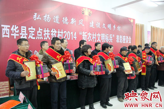 活動現(xiàn)場，領(lǐng)導(dǎo)們向獲得“文明好家庭”、“文明好孝賢”、“文明好青年”、“文明好媳婦”、“文明好學(xué)生”