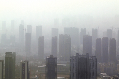 霧霾治理，任重道遠(yuǎn)。記者 洪波攝