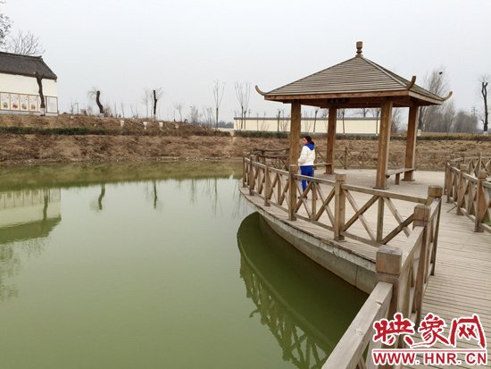 事發(fā)處就挨著亭子。