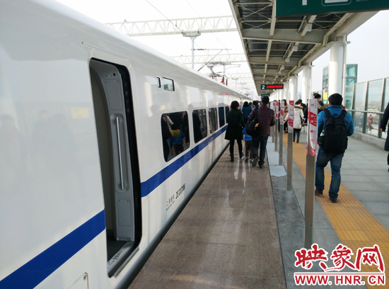 鄭開(kāi)城鐵列車晚點(diǎn)致旅客滯留 疑因線路上掛落異物 鄭開(kāi)城鐵列車晚點(diǎn)致旅客滯留 疑因線路上掛落異物