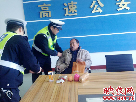 民警將老人帶回駐地。