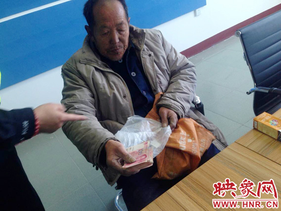 在把老人帶回駐地后，老人竟又從身上掏出幾千元現(xiàn)金要塞給民警。