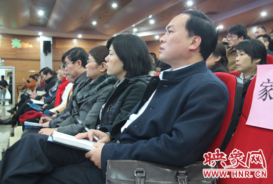 認(rèn)真聽(tīng)取招生政策的學(xué)生家長(zhǎng)。