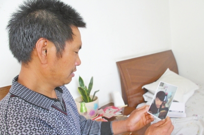 46歲的山村農(nóng)民祁振崗在失去兒子的同時(shí)，又陷入了“沒(méi)錢(qián)帶兒子回家”的揪心之痛中。