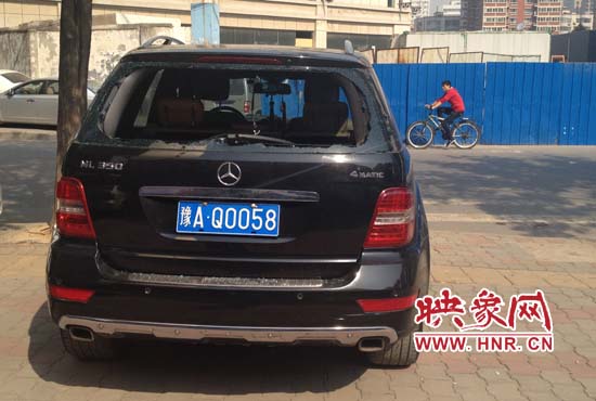 奔馳車夜停路邊被砸，損失萬元以上
