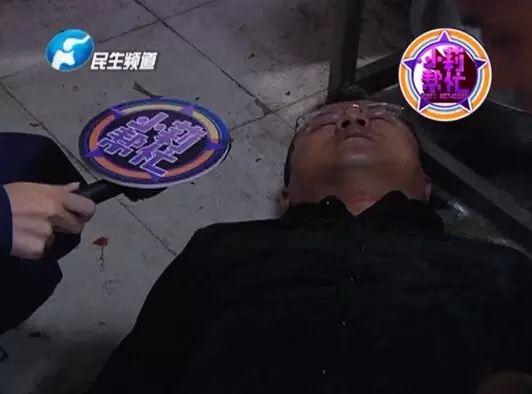 老板竟突然在廚房?jī)?nèi)割腕自殺!發(fā)現(xiàn)意外情況后，小莉趕緊對(duì)傷者進(jìn)行包扎，并撥打了120急救電話(huà)。