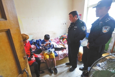 民警將小寶帶到他母親（紅衣女子）的住處，小寶拿出新鞋玩了起來。