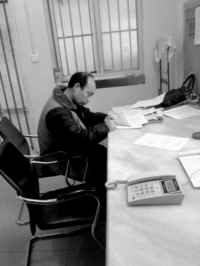 侯見志在看守所中簽署上訴書。律師供圖