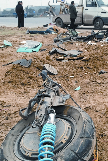 現(xiàn)場散落大量電動車碎片，車輪已完全脫離車體，可見當(dāng)時車禍的慘烈程度