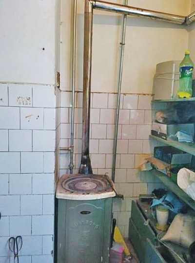 事發(fā)理發(fā)店取暖所用的爐子。