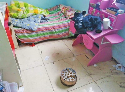 在理發(fā)店死者居住的臥室內(nèi)，地上放有一個(gè)大煤球。